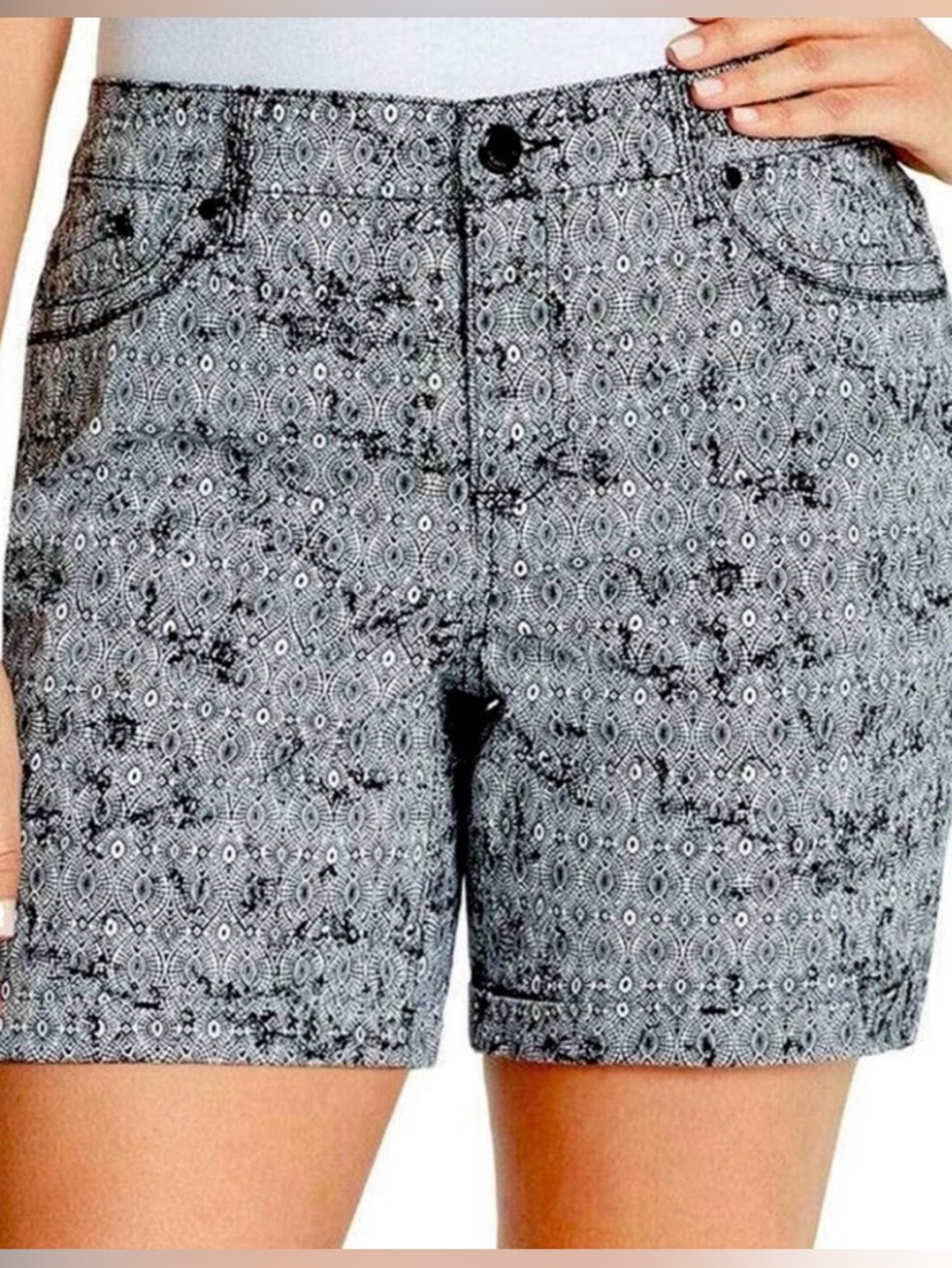 Bandolino Women's Amy Short Black and White Printed Paisley Bermuda, 14